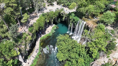 Antalya'da serinlemek isteyenler Düden Şelalesi'nde yoğunluk oluşturdu