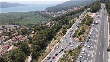 "Sakin Kent" Akyaka'da kara yolu ve plajlarda yoğunluk yaşandı