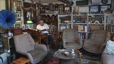 Çeyiz sandığıyla başlayan merak 220 parçalık antika koleksiyonuna dönüştü