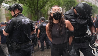 Vi拧e osoba uhap拧eno u sukobima demonstranata s policijom zbog hap拧enja imigranata u New Yorku