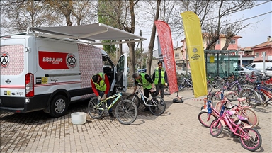 Konya'da, kırsal bölgelerde çocukların bisikletini belediye personeli tamir ediyor
