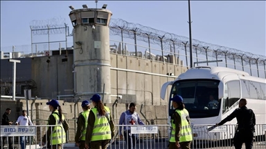 إسرائيل تفرج عن 12 أسيرا فلسطينيا من غزة بعد شهور من التعذيب والتجويع