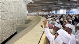 الحجاج يواصلون رمي الجمرات قبيل اختتام مناسك الحج