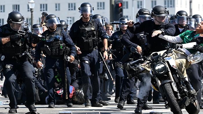 حاكم كاليفورنيا يقاضي الحكومة الفدرالية لنشر الحرس الوطني بلوس أنجلوس