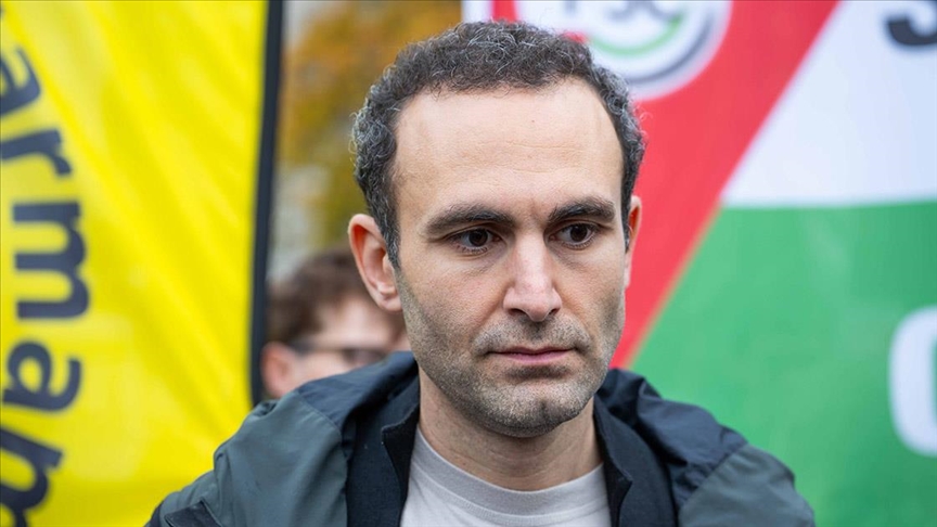Oyuncu Khalid Abdalla, ilk şarkısı "A Simple Song"u Filistinli çocuklara adadı