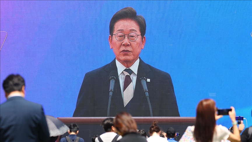 Japanese premier makes 1st contact with new South Korean president Japanese premier makes 1st contact with new South Korean president