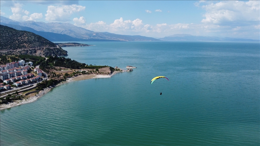 Macera tutkunları Eğirdir Gölü'nü yamaç paraşütüyle havadan izliyor