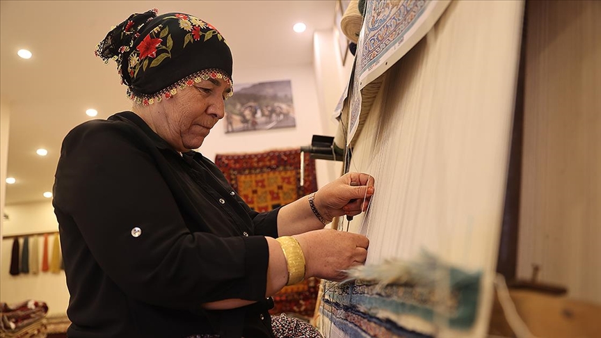 ş'de dokuma ustası kadın 50 yıldır ilmek atarak sanatını sürdürüyor