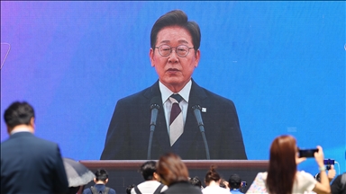 Japanese premier makes 1st contact with new South Korean president