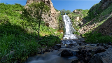 Şelaleya Susuzê ya li Qersê piştî berf û baranê gurtir diherike