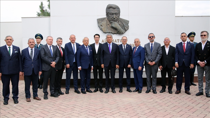 В мемориальном комплексе Ата-Бейит почтили память Чингиза Айтматова