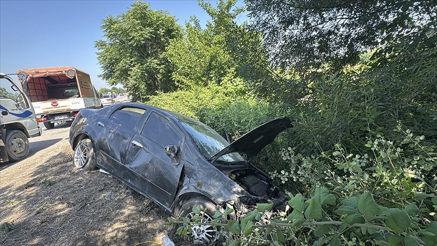 Anadolu Otoyolu'nda otomobil ile tankerin çarpıştığı kazada 7 kişi yaralandı