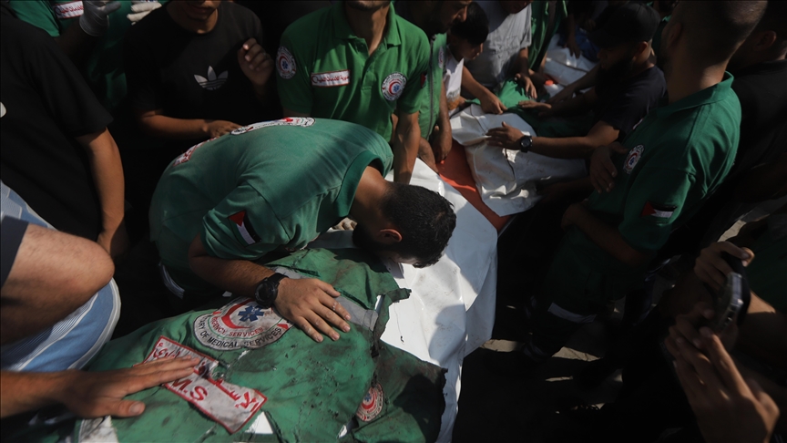 مركز حقوقي: قصف إسرائيل طاقم إسعاف بغزة جريمة لتقويض النظام الصحي