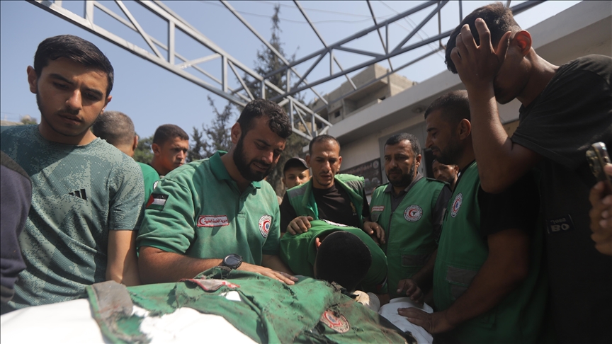 غزة.. مقتل 3 مسعفين فلسطينيين بقصف إسرائيلي أثناء انتشال مصابين