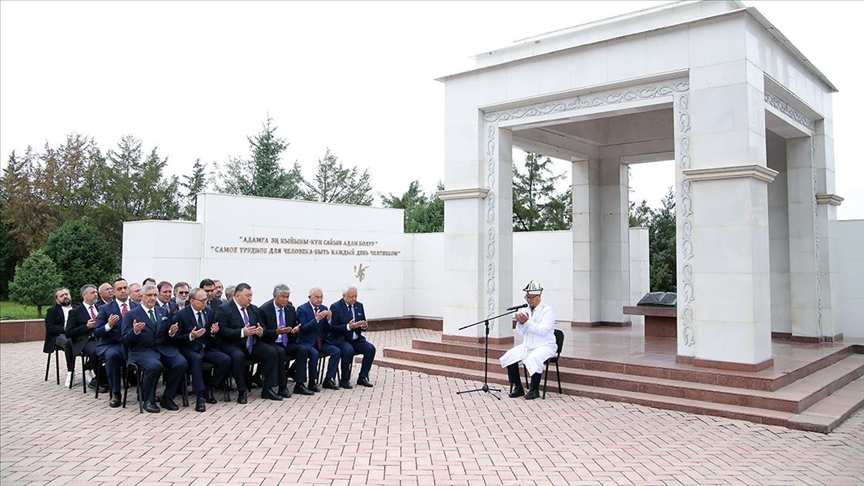 Kırgız yazar Cengiz Aytmatov, vefatının 17. yılında mezarı başında anıldı