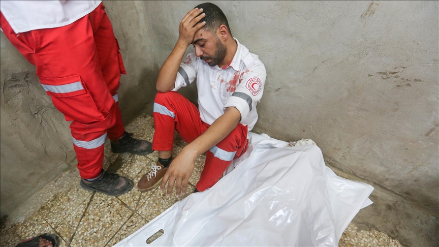 الجيش الإسرائيلي يقتل 3 مسعفين فلسطينيين بقصف على مدينة غزة