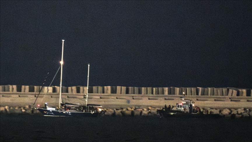 Le navire humanitaire Madleen accoste dans le port israélien d'Ashdod sous escorte militaire