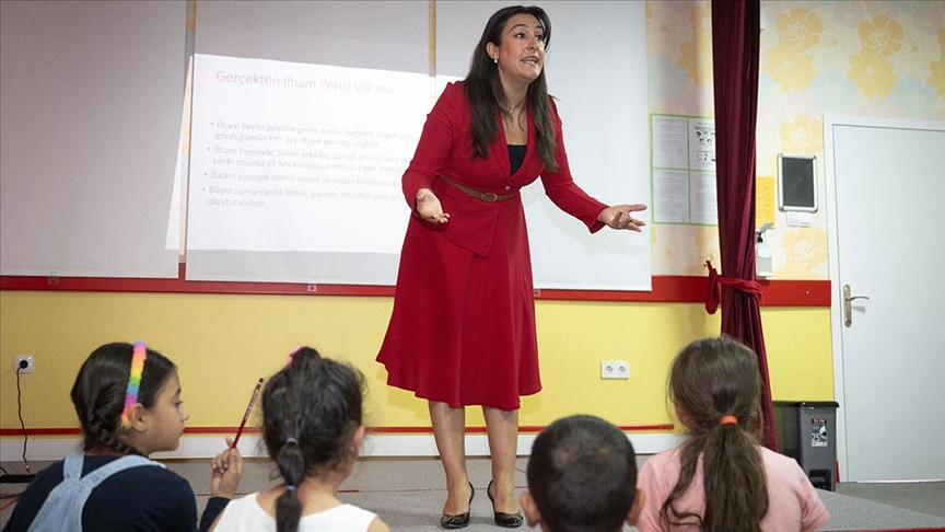 Çocukların "şair anne"si dezavantajlı bölgelerdeki öğrencilere masal okuyor