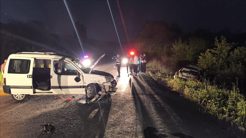 ı'da otomobil ile hafif ticari araç çarpıştı, 8 kişi yaralandı