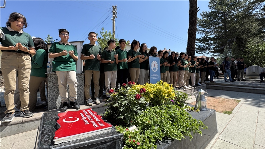 Şehit öğretmen Şenay Aybüke Yalçın, vefatının 8. yılında Çorum'daki kabri başında anıldı