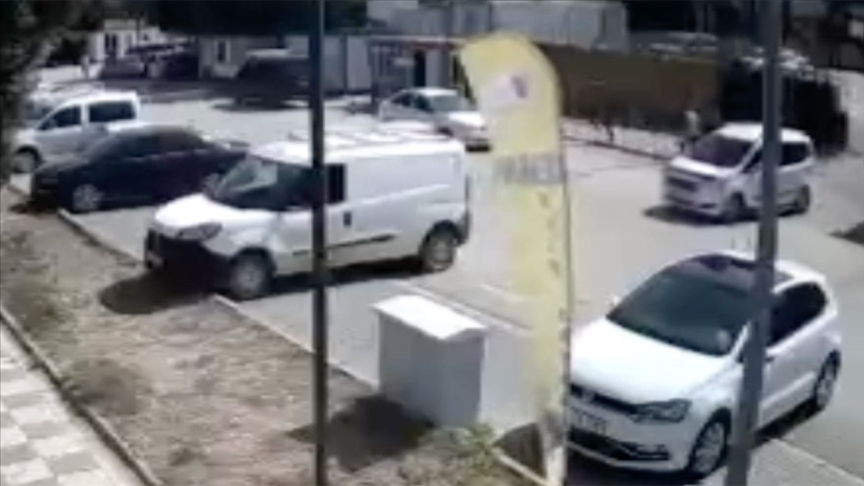 İ'de sahipsiz köpeklerin vatandaşları rahatsız etmesi kamerada