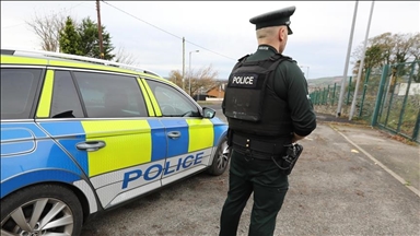 15 policiers blessés, bâtiments et maisons endommagés lors d’une manifestation anti-immigrés en Irlande du Nord