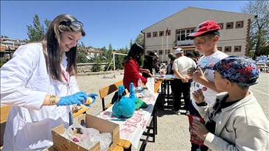 Karaman'da akademisyenler ve üniversite öğrencileri köy okullarında bilim etkinliği düzenliyor