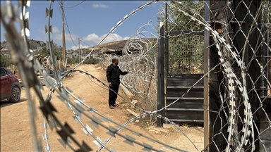 بأسلاك مكهربة.. فلسطيني بالضفة يحصن منزله ضد المستوطنين الإسرائيليين 