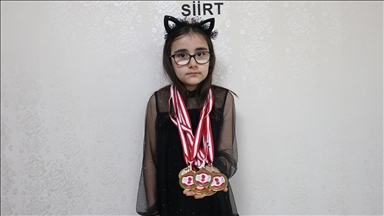 Yakınlarını kan bağışında bulunmaya ikna eden Zeynep'e Türk Kızılaydan 7 madalya