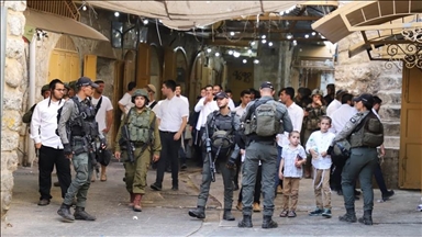 تحت أنظار الجيش.. مستوطن إسرائيلي يغلق مدخل بلدة فلسطينية بالضفة