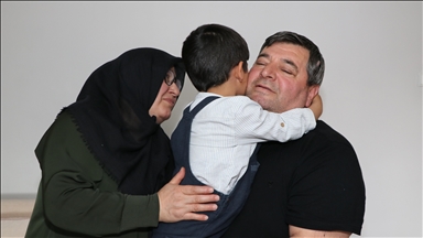 Koruyucu ailesi oldukları çocukla 30 yıllık hasretlikleri son buldu