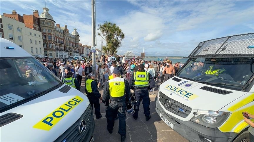 17 police officers injured, 6 people arrested as Northern Ireland sees 2nd night of riots