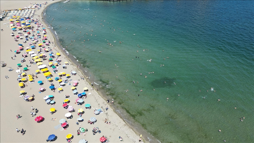 ձ쾱岹ğ, bayramda mavi bayraklı plajları ve yamaç 貹şüü pistleriyle çok sayıda turisti ağırladı