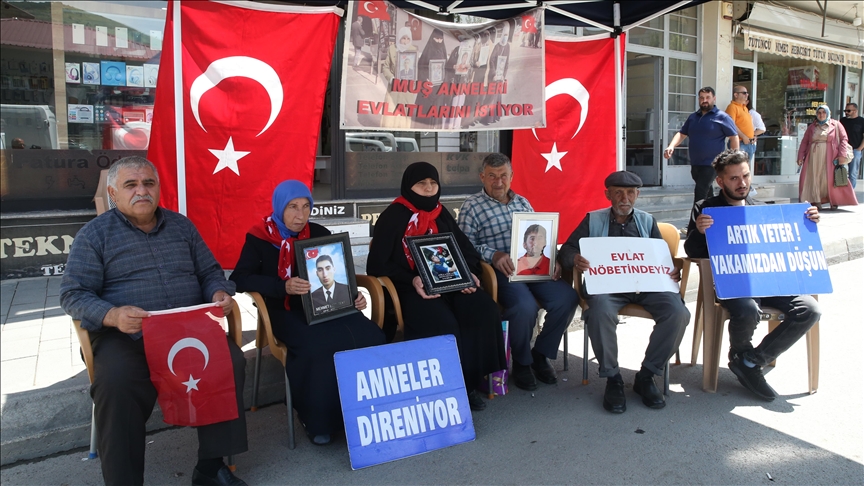 ѳş'ta evlatlarına kavuşmak isteyen aileler DEM Parti önündeki eylemlerini sürdürdü