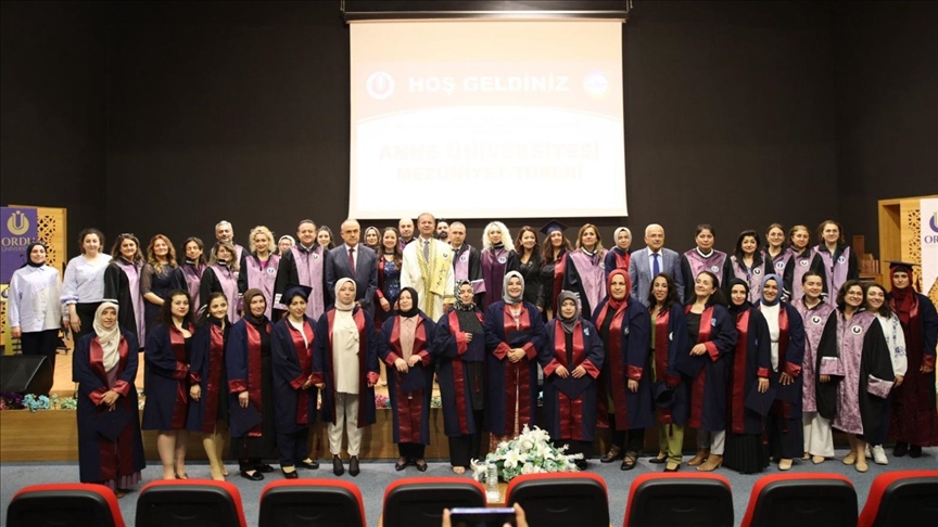 Ordu'daki Anne Üniversitesinden 21 kadın mezun oldu