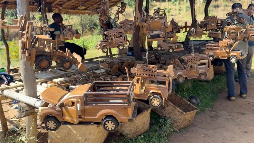 Maketet prej druri të prodhuara nga artizanët në Malavi tërheqin vëmendjen e turistëve