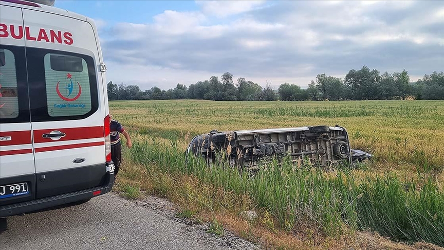 Çorum'da devrilen minibüsteki 17 kişi yaralandı