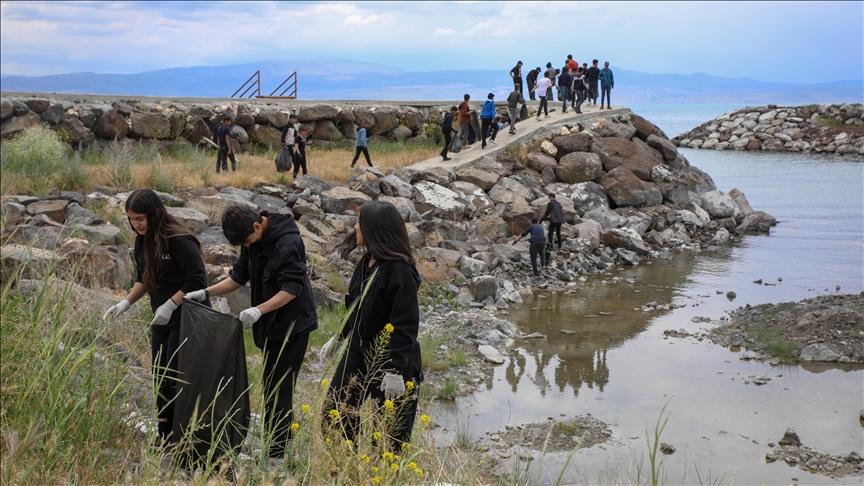 Öğrenciler Van Gölü sahilinde temizlik yaptı