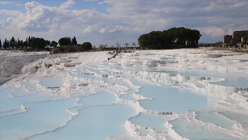 Pamukkale'yi bayram tatilinde 53 binden fazla turist ziyaret etti