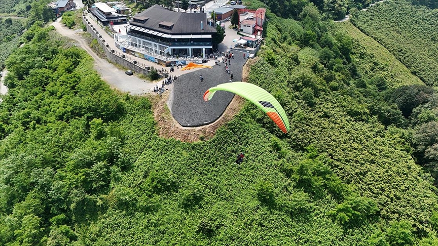 Mavi ve yeşilin buluştuğu Ordu, yamaç paraşütü tutkunlarını ağırlıyor
