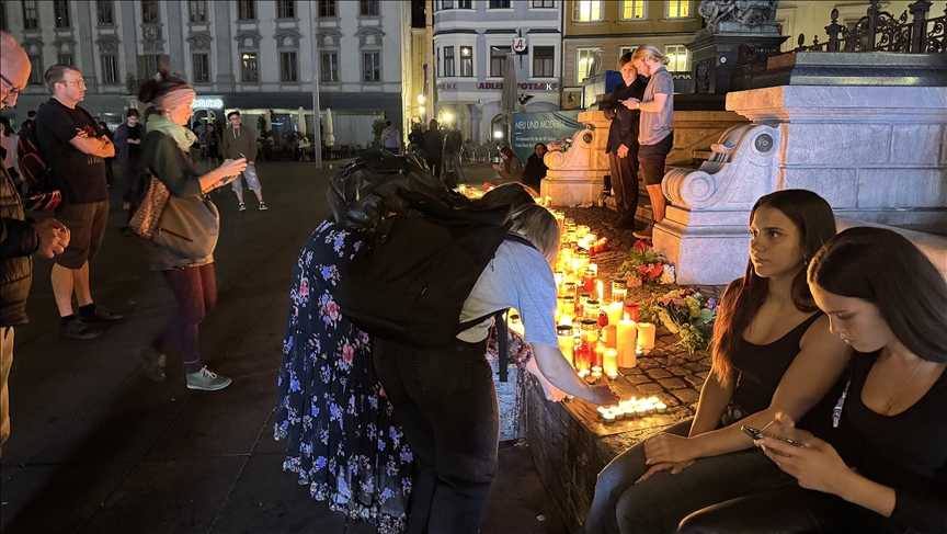 Građani Graza svijećama i molitvom odaju počast žrtvama pucnjave u školi