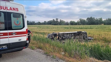 Li Çorumê minîbusek welgeriya, 17 kes birîndar bûn