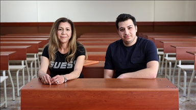 Anne oğul aynı üniversitede eğitim görüyor 