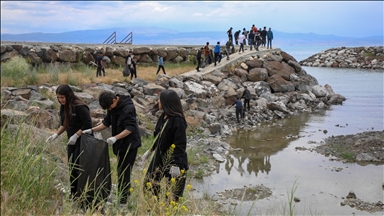 Öğrenciler Van Gölü sahilinde temizlik yaptı