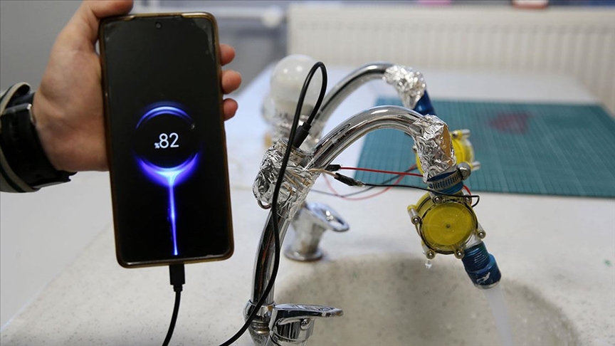 İ öğԳleri musluktan akan suyu elektriğe dönüştürdü