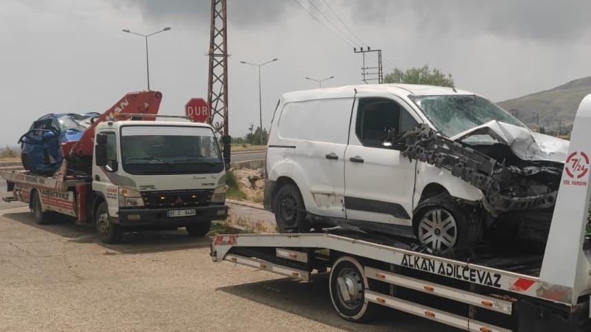 Li Bidlîsê otomobîl û wesayîta bazirganiyê ya sivik li hev qelibîn, 2 kes mirin û kesek birîndar bû