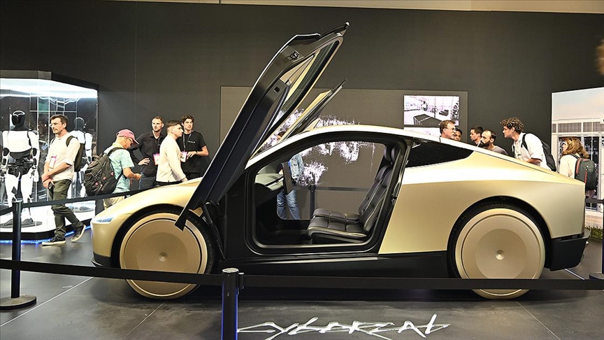 Musk'ın sürücüsüz taksi hizmeti sunacak aracı Cybercab, VivaTech'te görücüye çıktı