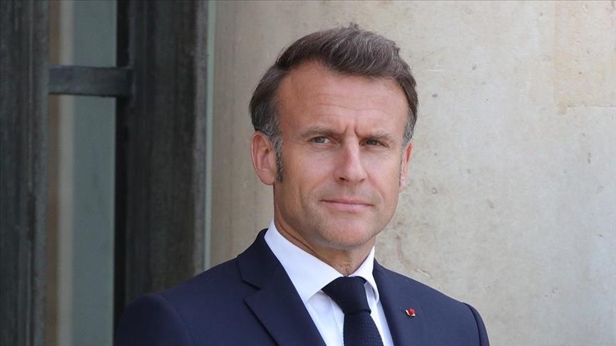 Crash d'un avion en Inde : Macron "adresse ses pensées" aux proches des victimes et au Premier ministre Modi