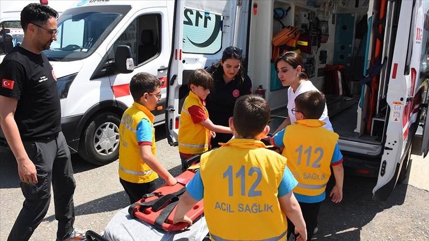 "Sağlık elçileri" ilkokul arkadaşlarına Heimlich manevrasını öğretti, obezite kontrolü yaptı