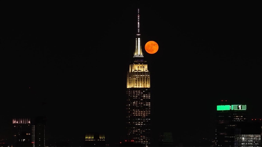 Hëna e plotë e Luleshtrydhes mbi New York